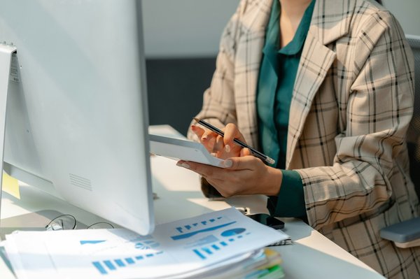 ¿Cómo realzar un look básico con joyería artesanal?