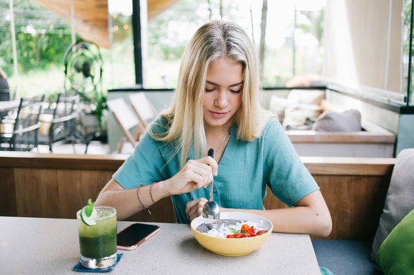 ¿Qué estrategias nutricionales pueden ayudar a reducir la inflamación crónica?